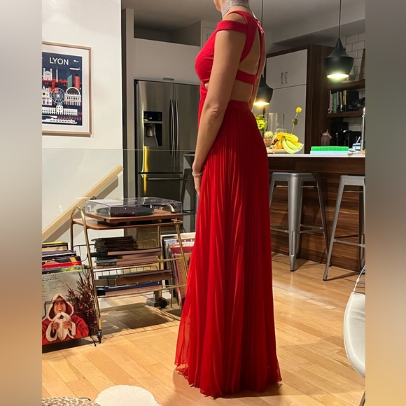 Red cut-out gown - Picture 3 of 9